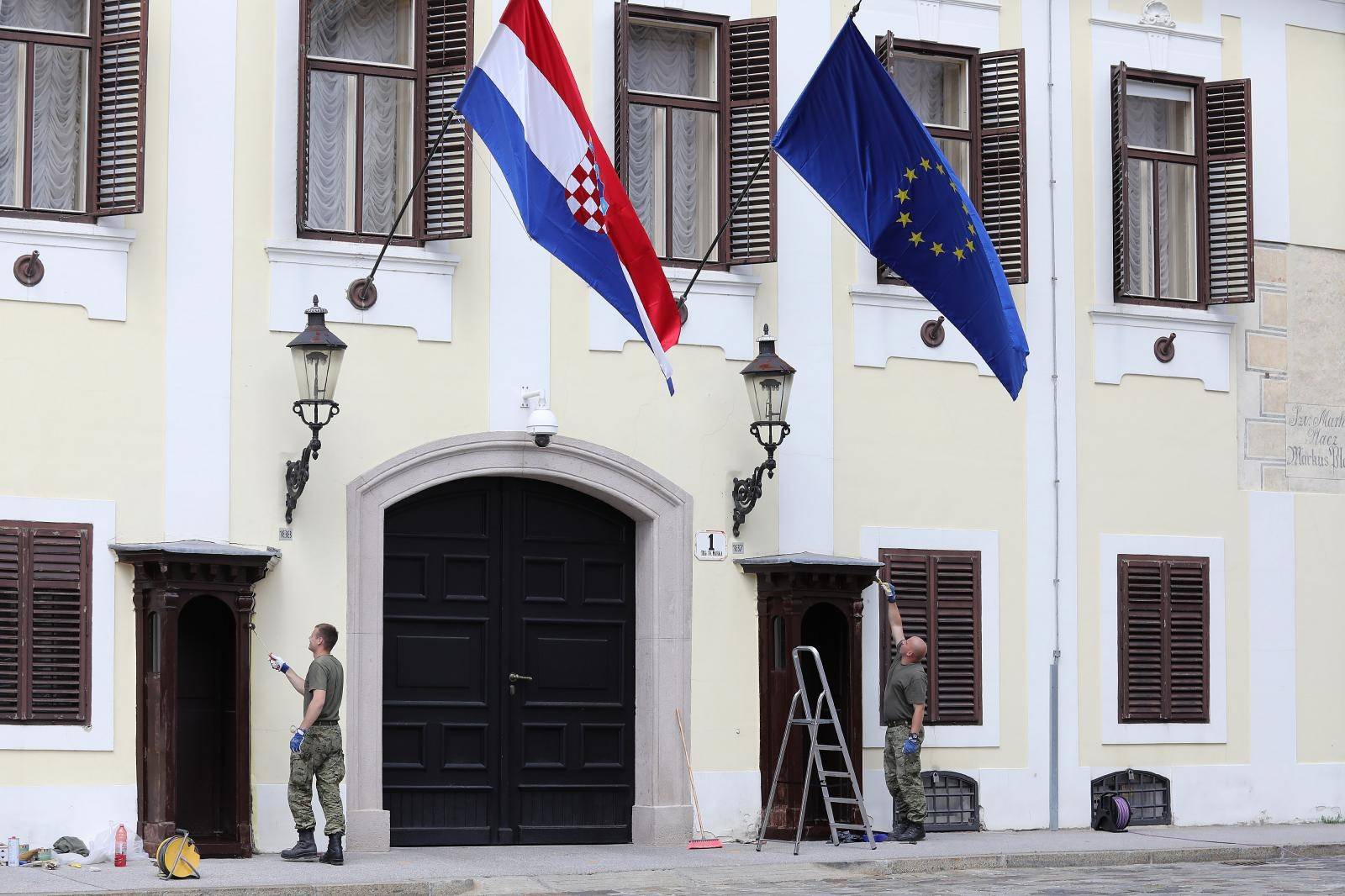 Zagreb: Vojnici ureÄuje straÅ¾arske kuÄice na Banskim dvorima