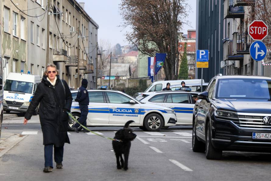 Prosvjednici  su stigli pred stan Tomislava Tomaševića i najavili  da će pjevati Thompsonove pjesme 