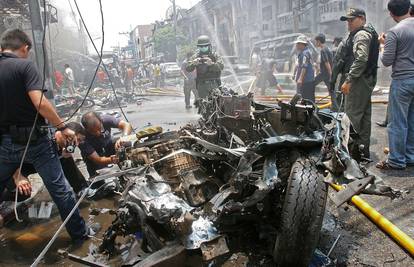 Na jugu Tajlanda u eksploziji triju bombi ubijeno deset ljudi