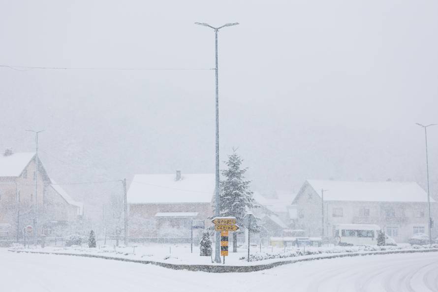 Snijeg pada diljem Hrvatske, zabijelilo i Dalmaciju, policija apelira: Oprezno na cestama!