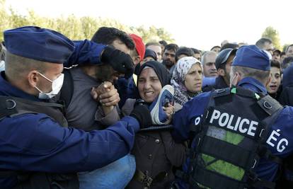 Probili su policijski kordon pa pješke krenuli u Budimpeštu