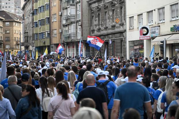 Zagreb: Povorka Antunovskog hoda na putu prema bazilici svetog Antuna Padovanskog