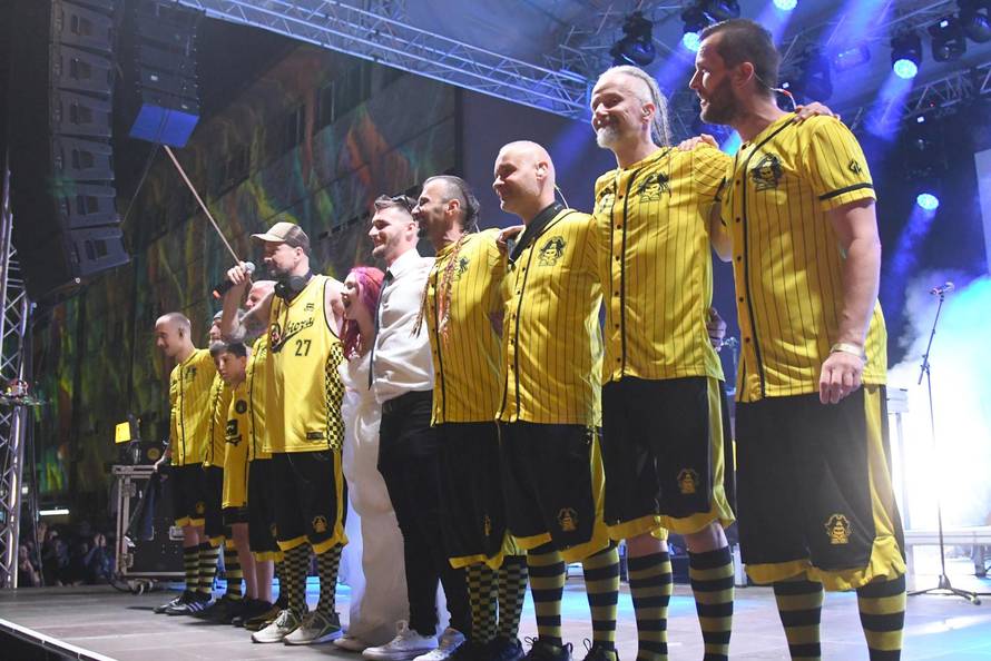 Bjelovar: Mladenci sa svadbe došli na koncert Dubioze i zaplesali s njima na pozornici