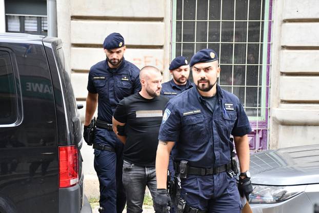 FOTO Pogledajte privođenje osumnjičenog za stravično ubojstvo u Slavonskom Brodu