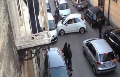 Smušeni vozač koji je 'blokirao Napulj' ispraćen je uz ovacije