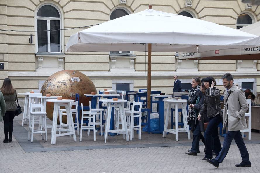 Kožarićevo Prizemljeno sunce se izgubilo u 'galaksiji' stolova