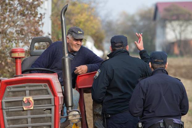Zagreb: Parkirali na privatnom zemljištu, vlasnik izorao zemljište i ljudi sad ne mogu izaći autima