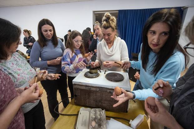Đakovo: Radionica ukrašavanja uskrsnih jaja voskom u kući Reichsman