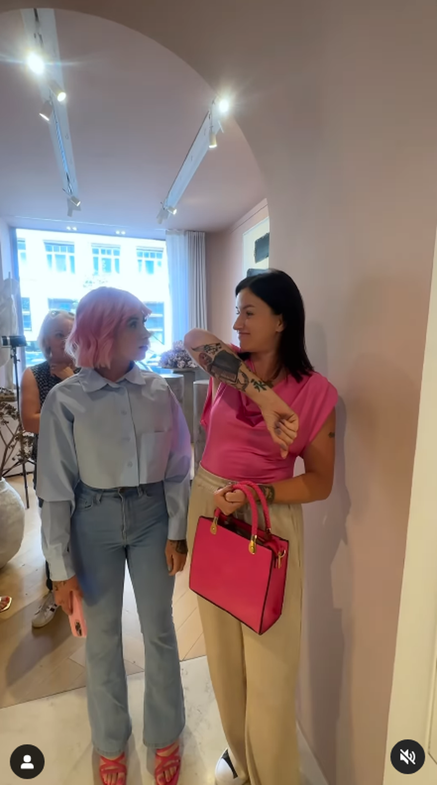 Natali Rade istetovirala sestru Stelu na ruku i iznenadila ju