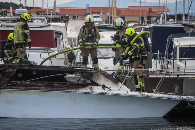 Split: Požar u lučici Špinut