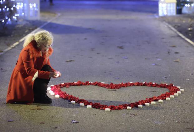 Romantična prosidba na zagrebačkom Adventu, uz latice i svijeće zaprosio djevojku na Zrinjevcu 