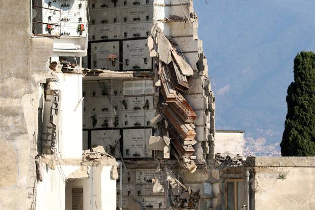 Italy, Naples: Second collapse at Poggioreale cemetery this year. Coffins left hanging in air