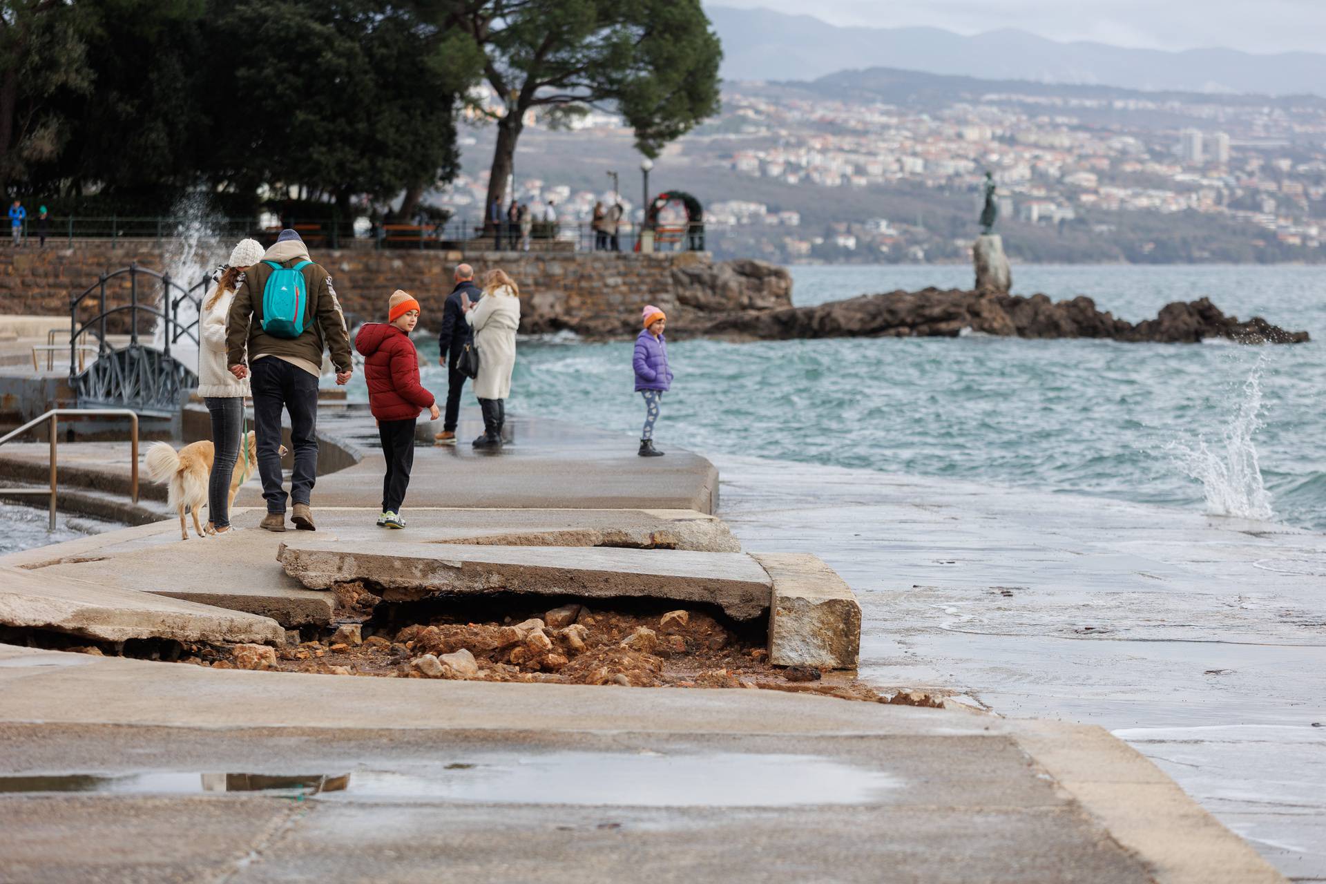 Opatija: Olujno jugo i valovi razbili betonski dio kupališta