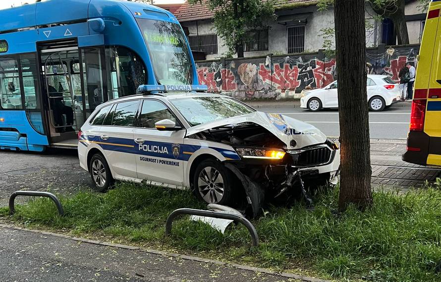 FOTO Krš i lom u Zagrebu: Dvoje ozlijeđenih u sudaru policijskog vozila i Smarta. Stigla je i Hitna