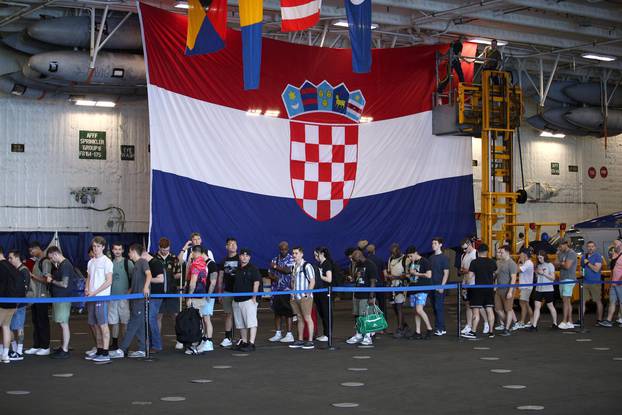Posada s američkog nosača zrakoplova čeka na odlazak na slobodni dan u Split