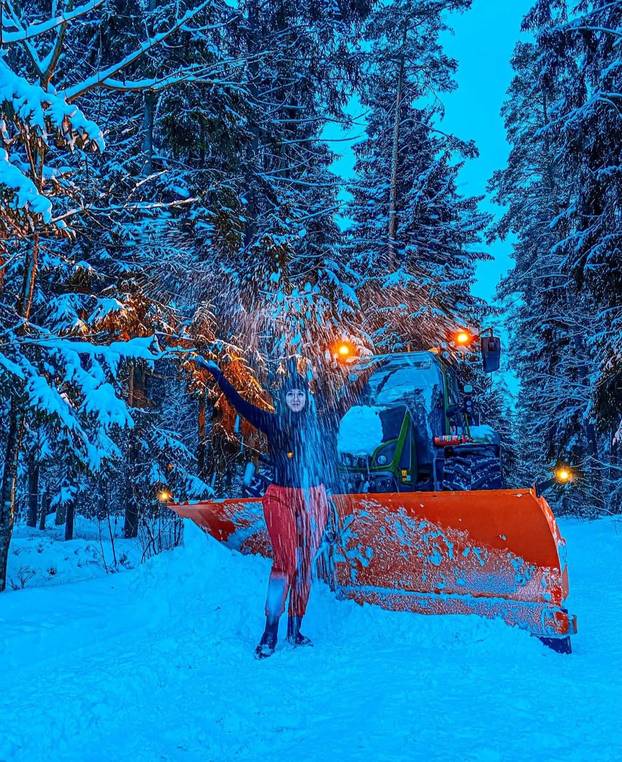 FOTO Vruća farmerica: Vozim traktor i radim teške poslove, ali uvijek u top kombinacijama