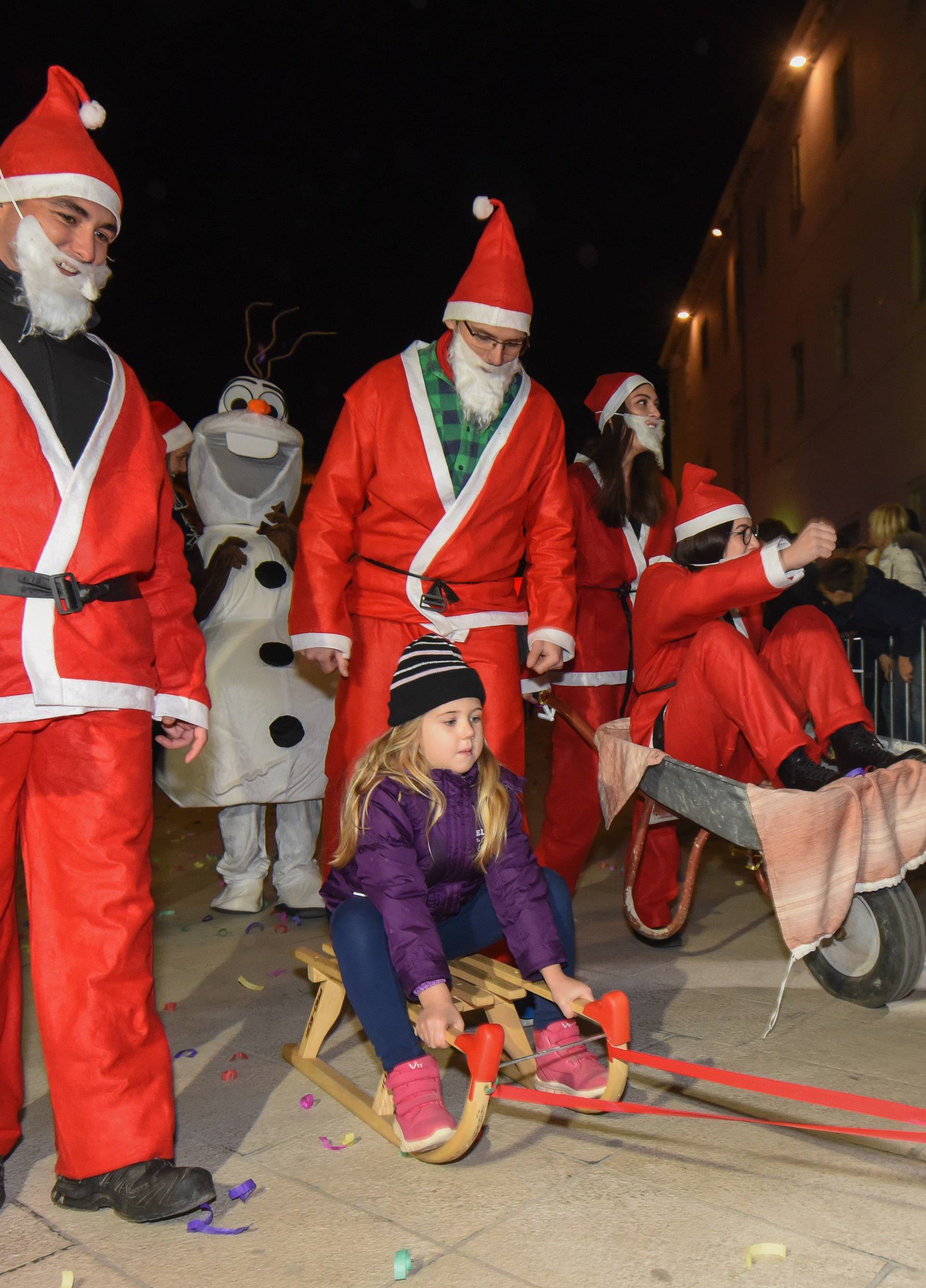 Advent u Zadru: Veseli Djedovi Božićnjaci protrčali su gradom