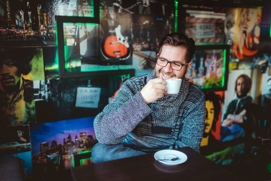 Škola za život je, ozbiljno vam govorim -  s tacnom u ruci!