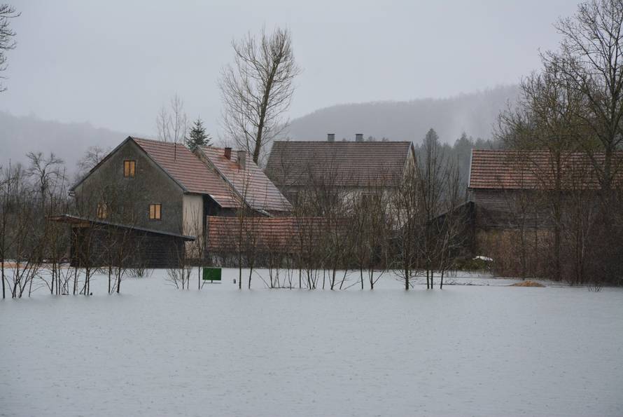U Petrinji strepe od odrona, u Kosinju po hranu idu čamcima