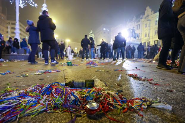 Zagreb: Nakon proslave Nove godine ostala je velika količina otpada
