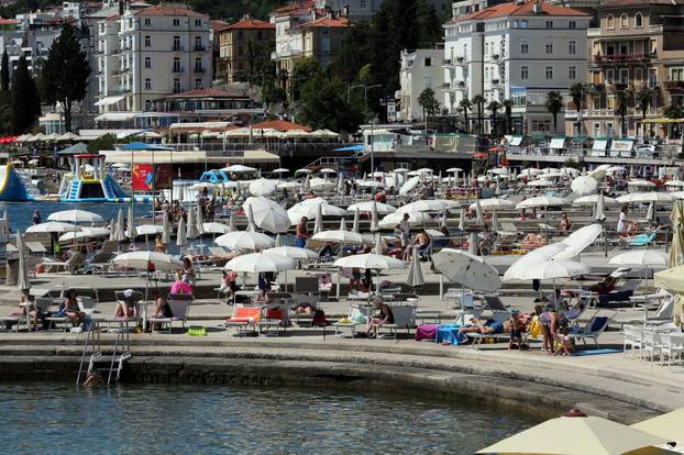 Opatija: Turisti na plažama i šetnicama