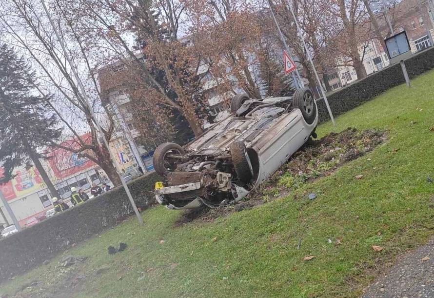 Vozio pijan i bez vozačke pa se okrenuo na krov ispred crkve