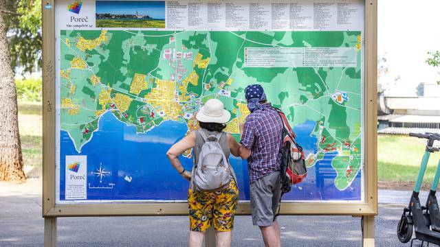 Turisti u Poreču uživaju u odmoru i šetnji gradom