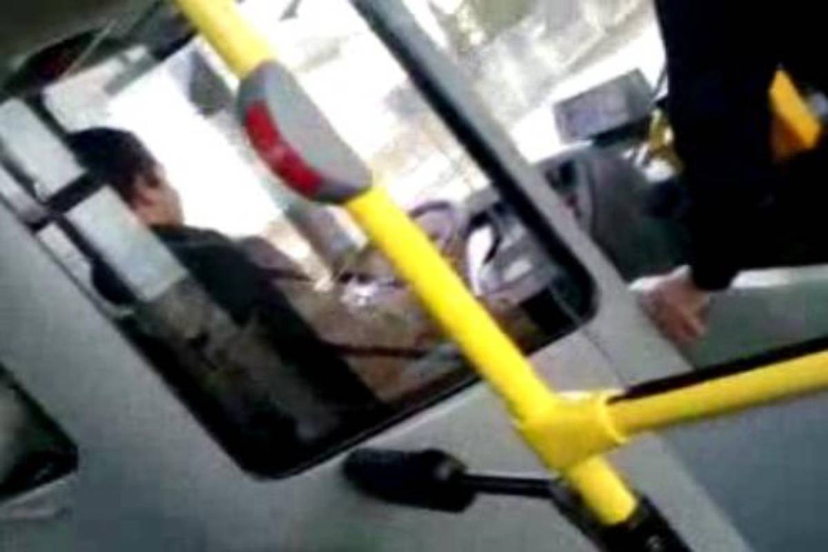 Putnici u panici: Vozač je dao maloljetniku da vozi autobus