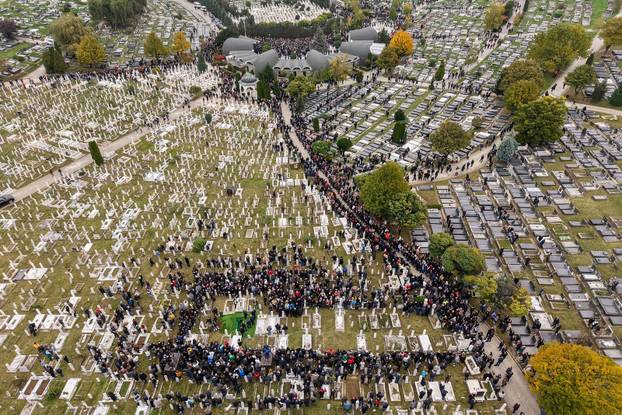 Sarajevo: Pogled iz zraka na posljednji ispraćaj Halida Bešlića na gradskom groblju Bare