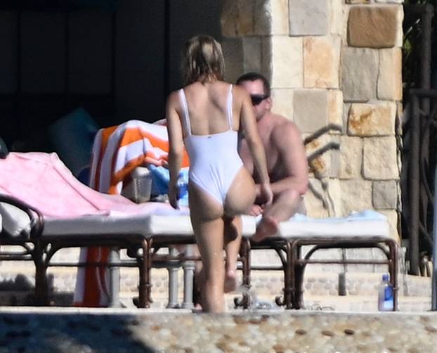 *PREMIUM-EXCLUSIVE* First Holiday Together? Actress Sydney Sweeney shows off her curves in a plunging white bathing suit while enjoying her vacay with BF Scooter Braun in the Florida Keys **WEB EMBARGO UNTIL November 26th, 2025 Until 2:55pm ET**