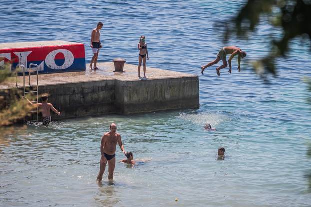 Split:  Prvi dan ljeta na plaži Firule
