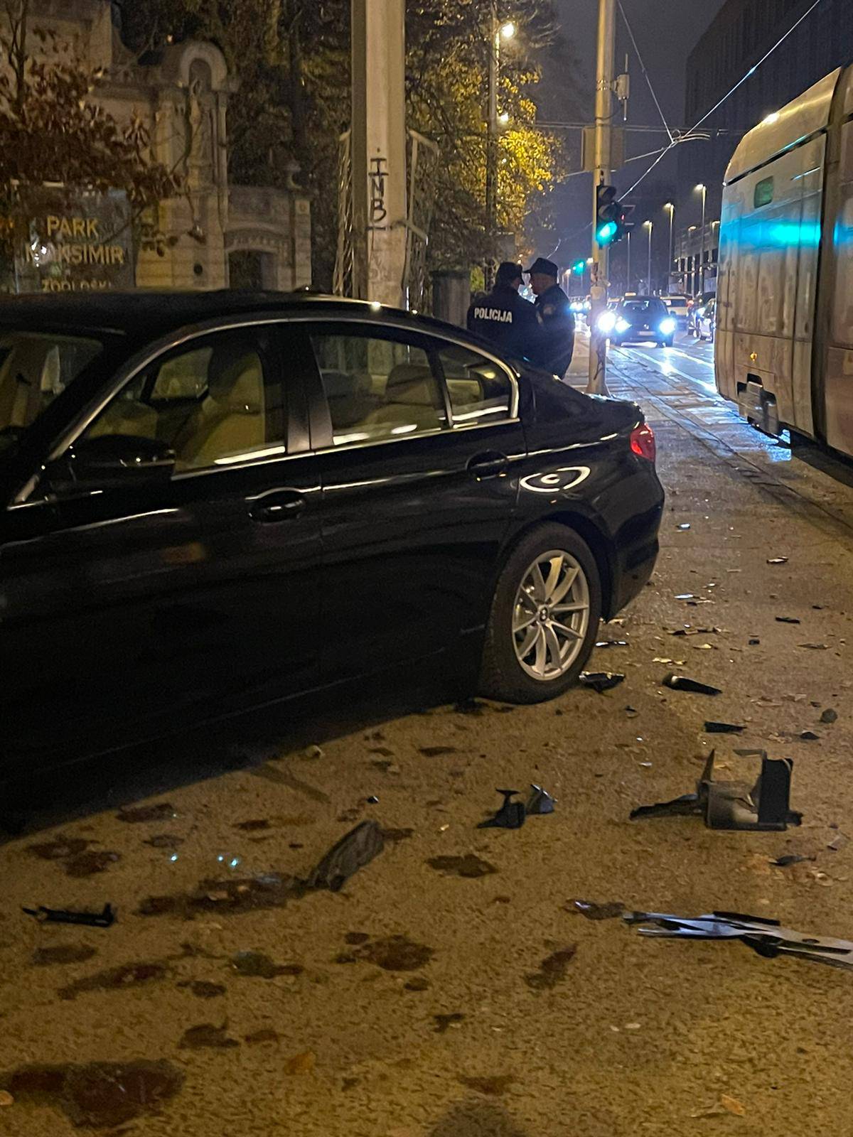 FOTO Užas u Zagrebu: BMW-om se zabio u stup, auto smrskan. Dvoje ljudi završilo je u bolnici