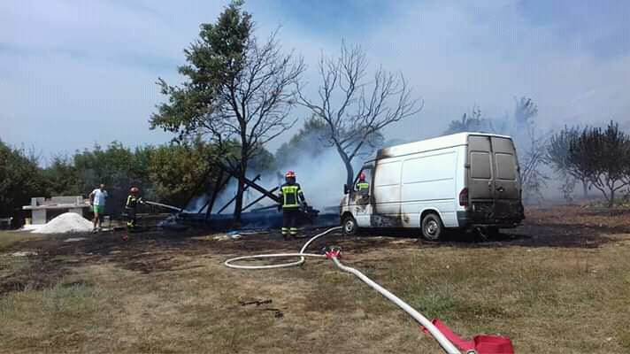 Zbog kvara izgorjeli su kamp kućica, skuter, trava i raslinje