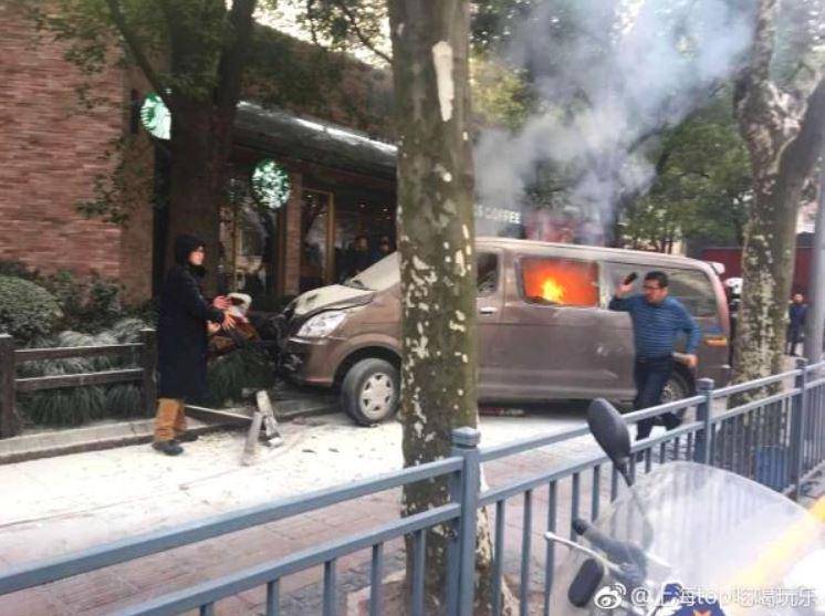 Užas u Šangaju: Plamteći auto pokosio pješake na nogostupu