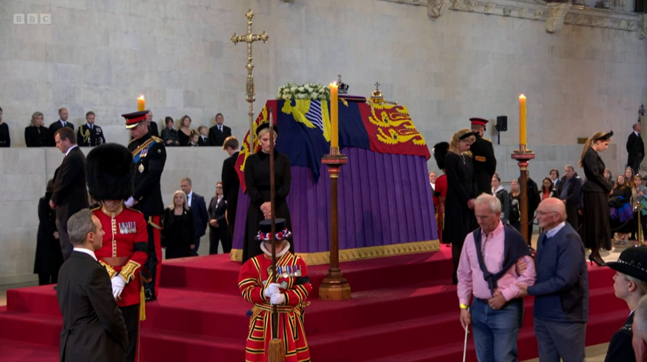 Kraljičini unuci držali su stražu oko njenog lijesa, princ Harry ipak je bio u vojnoj uniformi