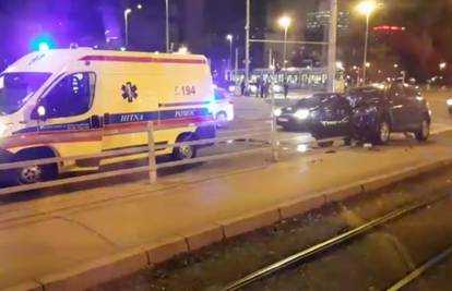 Nesreće u Zagrebu: Zabili se u ograde kod tramvajskih stanica
