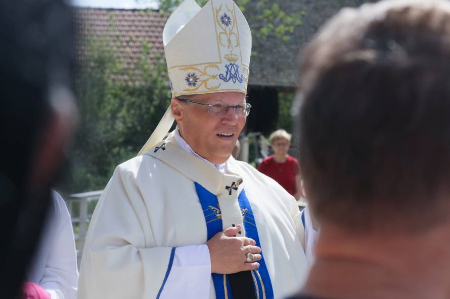Nadbiskup Hranić: Djeca se ne rađaju zbog komotnih roditelja
