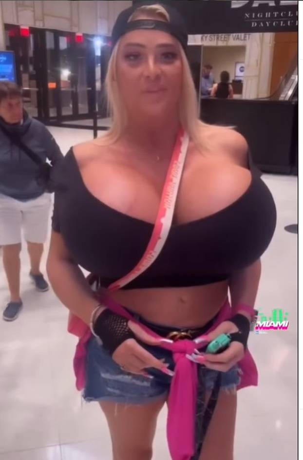 FOTO Jesu li ovo najveće grudi na svijetu? 'Majko mila... poput planeta su. Imaju svoje satelite'