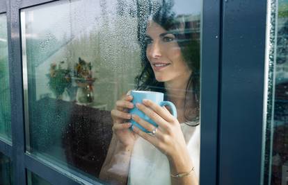 Jednostavan i jeftin trik kako se po zimi riješiti vlage na prozoru