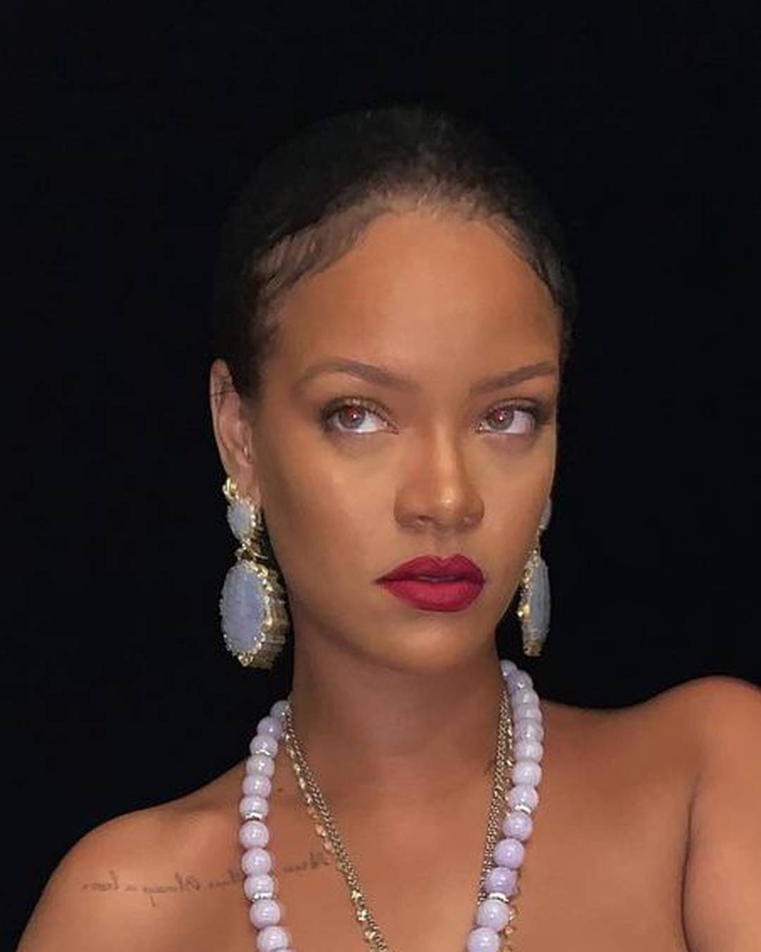 Trudna Rihanna prošetala u izazovnoj, dekoltiranoj majici, a seksi krpica ne želi se odreći