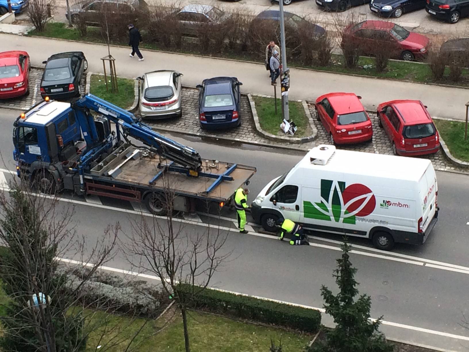 Pauk se "namučio" da bi s kolnika odvezao veliki kombi