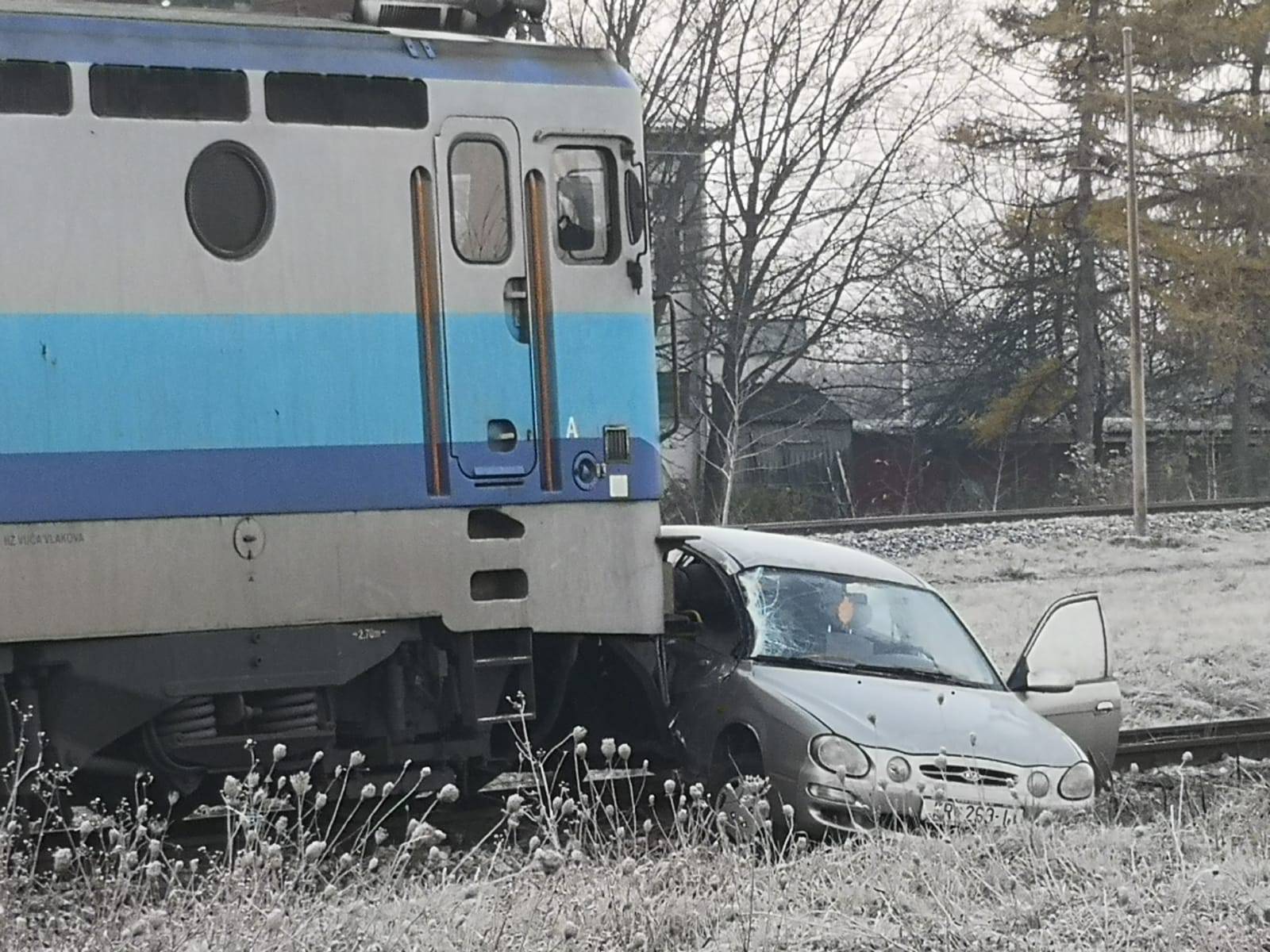 Vlak udario auto: Vozač loše procijenio i završio u bolnici