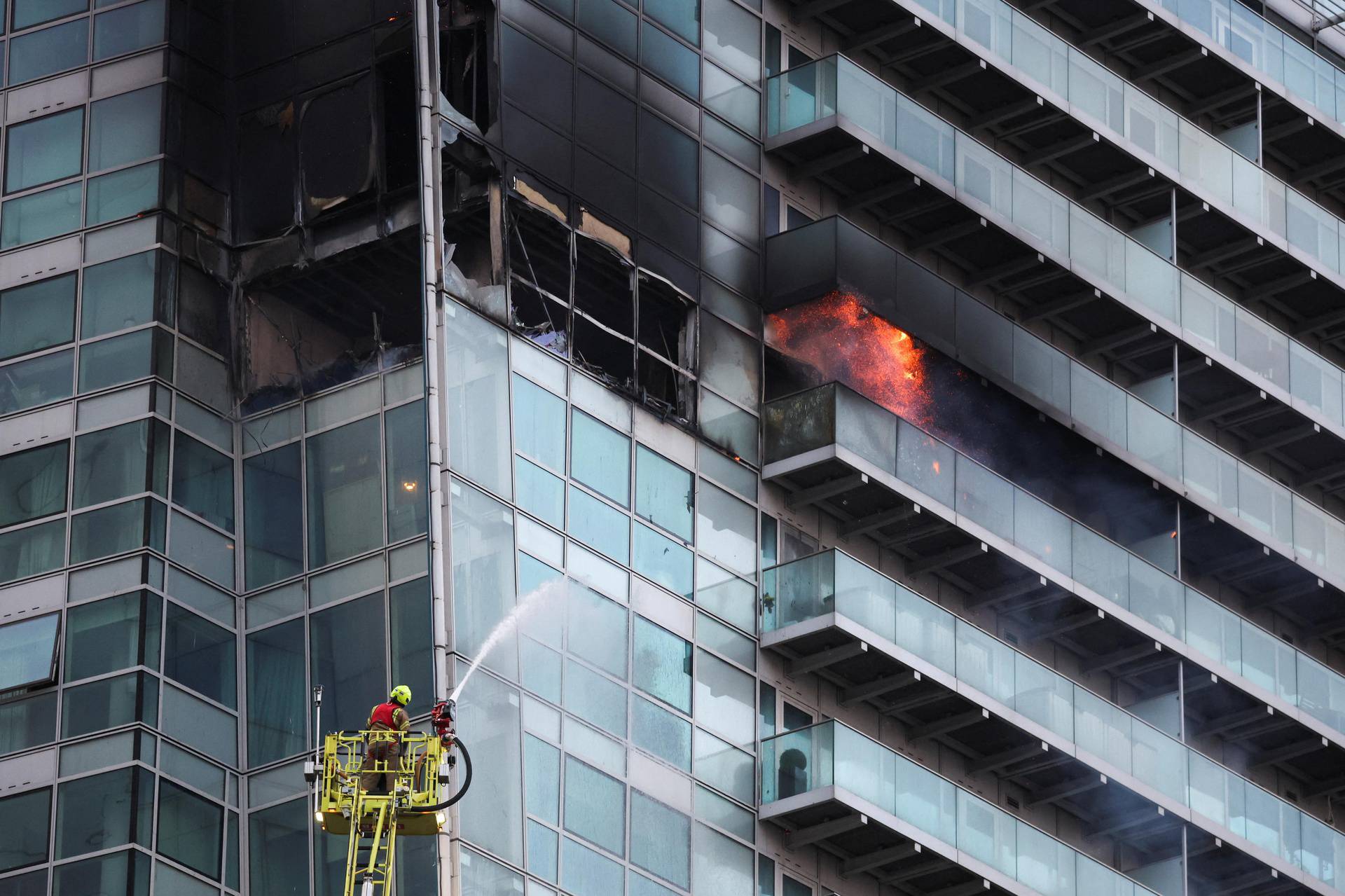 Evakuirali neboder, buktinju u Londonu gasi 125 vatrogasaca