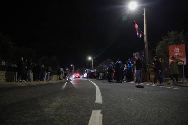 Škabrnja: Odavanje počasti poginulima paljenjem svijeća u Ulici 18. studenog 1991