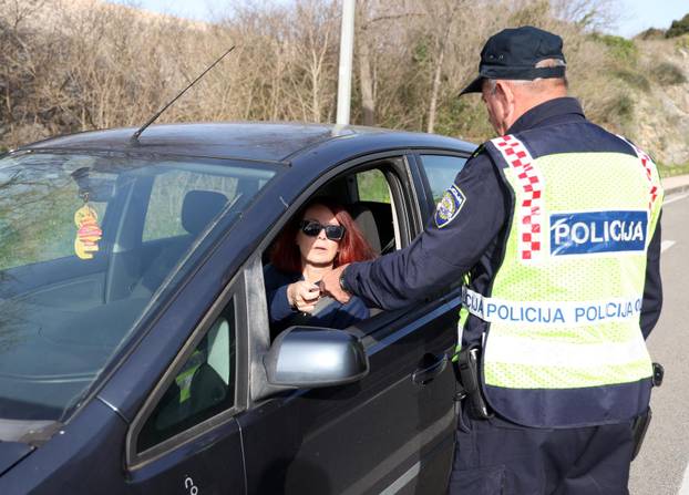 Šibenik: Prometni policajci ženama dijelili ruže u povodu Dana žena