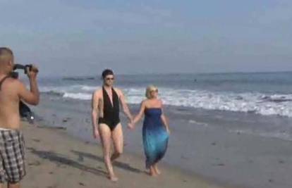 Jim Carrey šeće plažom u ženskom kupaćem kostimu