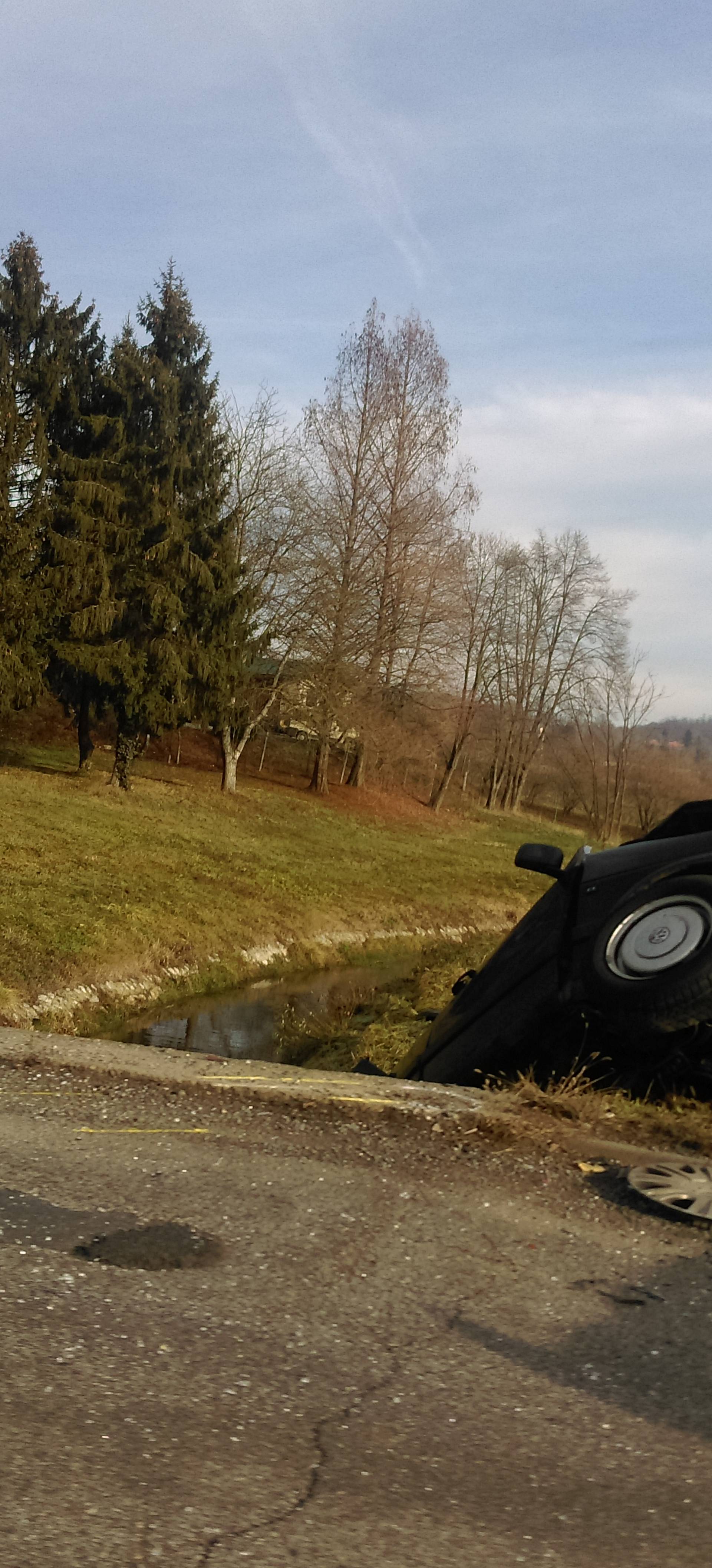 Golf je izletio s ceste pa udario u Škodu: Završio je u kanalu