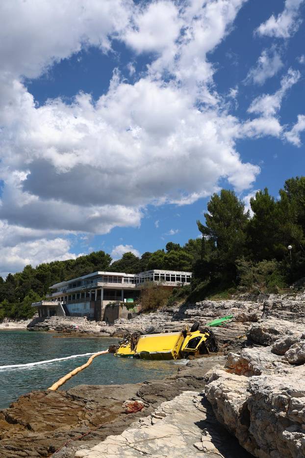 Pula: Kamion za smeće tvrtke Herculanea otklizao u more na Zlatnim stijenama