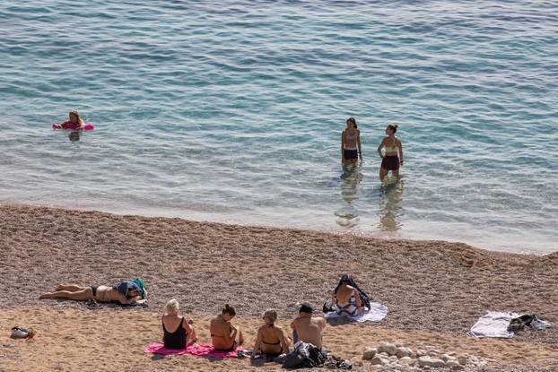 Dubrovnik: Lijepo i toplo vrijeme još uvijek grije turiste na jugu Hrvatske