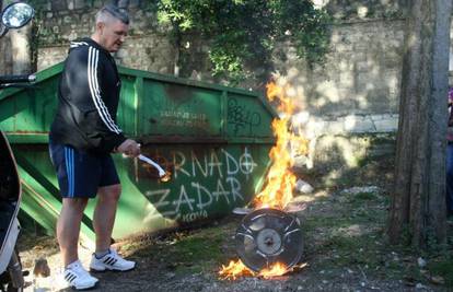 Prosvjed za Kalelargu: Spalili sve skupljene potpise građana